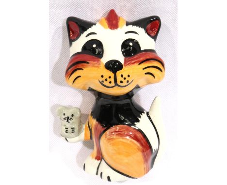 Lorna Bailey cat, Got Ya, H: 14 cm. No cracks, chips or visible restoration. P&amp;P Group 1 (£14+VAT for the first lot and £