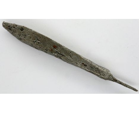 Medieval light iron crossbow bolt, L: 85 mm. P&amp;P Group 0 (£5+VAT for the first lot and £1+VAT for subsequent lots) 