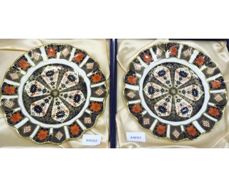 Two boxed Royal Crown Derby fluted plates in the 1128 pattern, D: 22 cm. No cracks, chips or visible restoration. P&amp;P Gro