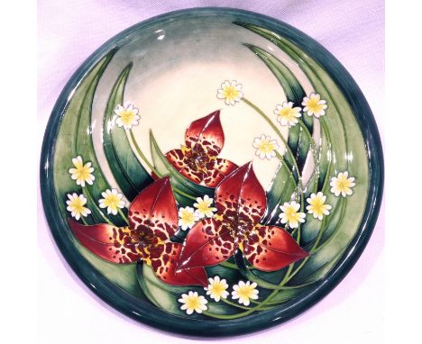 Moorcroft 2004 green ground floral plate, D: 26 cm. No cracks, chips or visible restoration. P&amp;P Group 1 (£14+VAT for the