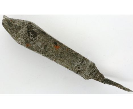 Medieval heavy iron crossbow bolt, L: 85 mm. P&amp;P Group 0 (£5+VAT for the first lot and £1+VAT for subsequent lots) 