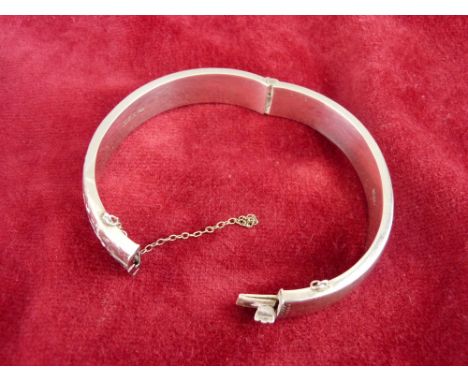 A SILVER HALF BRIGHT CUT BANGLE with safety chain, 22.8 grms