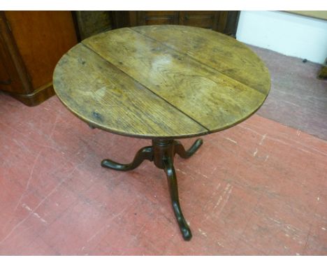 AN ANTIQUE OAK TRIPOD TABLE with 74.5 cms diameter circular top, 68 cms high