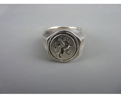 A WHITE METAL SIGNET RING, 26 grms