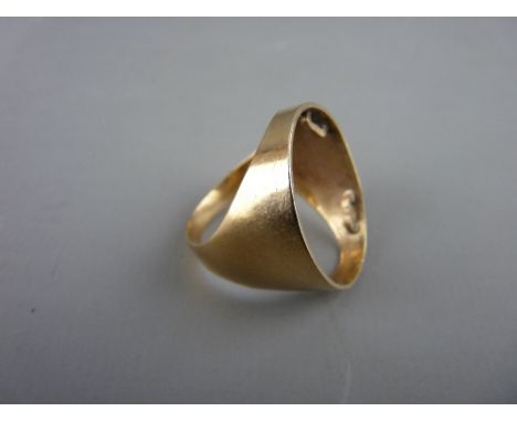 A NINE CARAT GOLD SIGNET RING for a sovereign, 6.5 grms