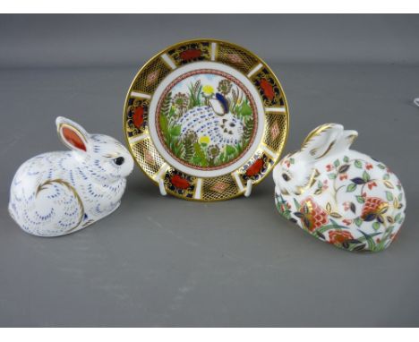 TWO ROYAL CROWN DERBY PAPERWEIGHTS, 'Meadow Rabbit' and 'Bunny', both gold stoppers and a pin dish and 'The 1999 Year Tray' '