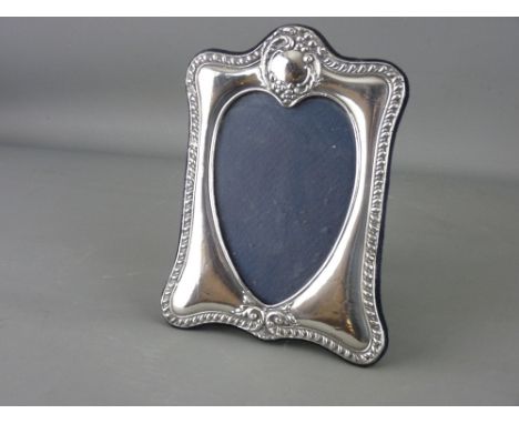 A SILVER EASEL PORTRAIT FRAME with heart shaped window, 12.5 x 9 cms maximum, Birmingham 1995