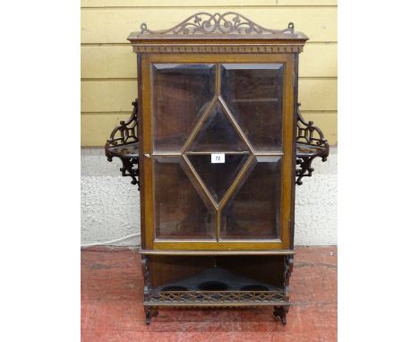 AN EDWARDIAN MAHOGANY SINGLE GLAZED DOOR HANGING CORNER CUPBOARD with lower display shelf, bevelled edge glass panels and fre