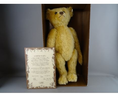 A STEIFF BRITISH COLLECTOR'S TEDDY BEAR, 1907 replica, blonde mohair, circa 1995, limited edition, ear button tag number 0029