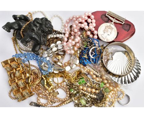 A BAG OF ASSORTED COSTUME JEWELLERY, to include white metal damascene hinged bangle unmarked, a carved black hardstone Chines