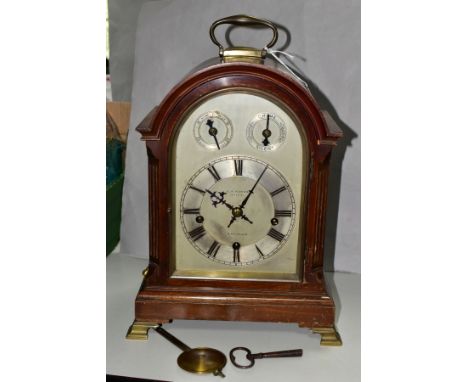AN EARLY 20TH CENTURY MAHOGANY CASED DOME TOP CHIMING BRACKET CLOCK, hinged brass carrying handle to the dome, the silvered d