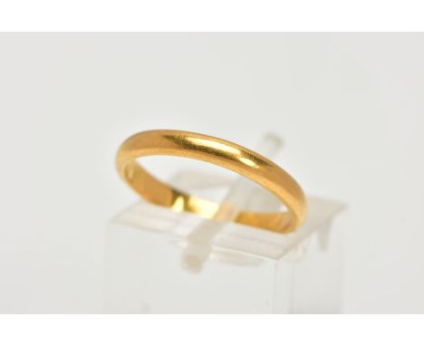 A 22CT GOLD BAND RING, a polished D shaped band, approximate width 3mm x depth 1.5mm, hallmarked 22ct gold Birmingham 1933, r