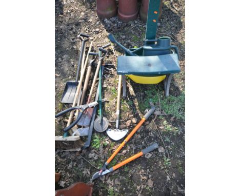 A SELECTION OF GARDEN TOOLS, to include a lawn seeder, garden kneeler with handles, brushes, shovel, garden loppers, etc