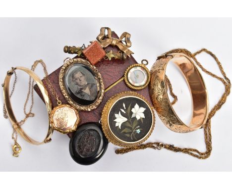 AN ASSORTMENT OF EARLY 20TH CENTURY YELLOW METAL JEWELLERY, to include a yellow metal floral portrait brooch/pendant, unmarke