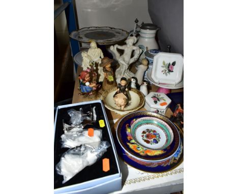 A GROUP OF CERAMICS AND METALWARES, to include a boxed set of four Life Style With Wedgwood plated place holders, a Royal Wor