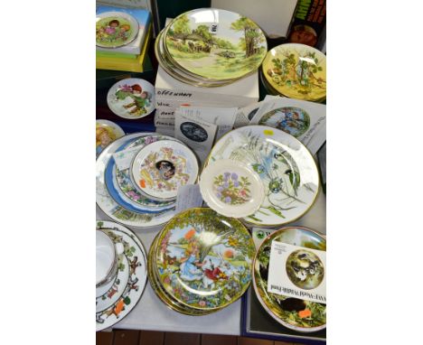 THIRTY COLLECTORS PLATES AND OTHER CERAMIC WARES, to include twenty boxed plates (some with certificates), themes to include 