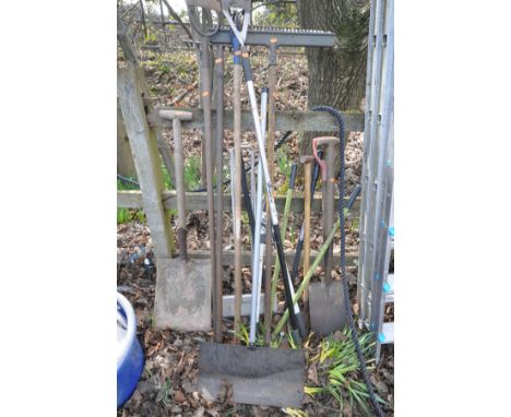 A SELECTION OF GARDEN HAND TOOLS, to include spades, shovels, garden edges, etc (10+)