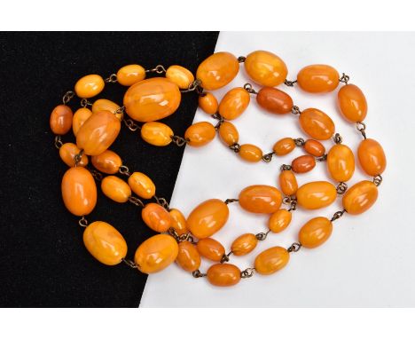 A NATURAL AMBER GRADUATED BEAD NECKLACE, graduated beads, largest measuring approximately 23.0mm x 16.7mm, smallest measuring