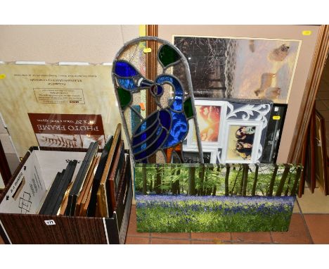 PAINTINGS, PRINTS AND FRAMES ETC, to include late 20th century oils on board depicting continental scenes, various signatures