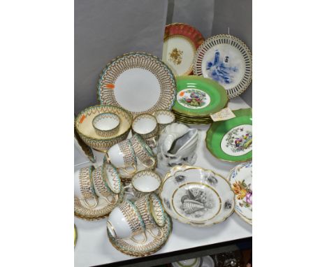 A GROUP OF 19TH AND 20TH CENTURY CERAMICS, including an early 19th century Barr, Flight &amp; Barr dessert dish bat printed w