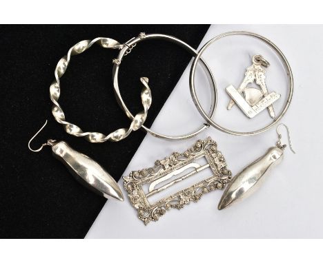 AN ASSORTMENT OF SILVER AND WHITE METAL JEWELLERY, to include a faceted silver hinged bangle, hallmarked sterling London 1966