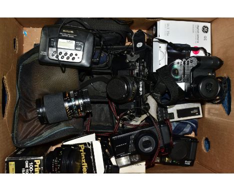 A BOX OF PHOTOGRAPHIC EQUIPMENT ETC, to include a Minolta X700 SLR 35mm film camera fitted with  Minolta 50mm f1.7 lens, Mino