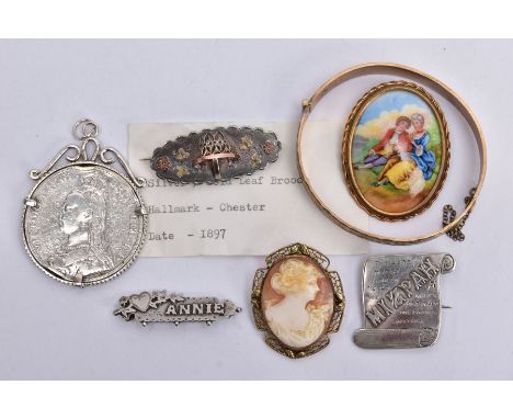 A BAG OF ASSORTED JEWELLERY ITEMS, to include a silver sweetheart brooch depicting a basket with flowers, hallmarked Chester 