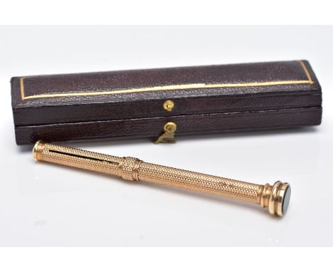 A YELLOW METAL PROPELLING PENCIL, engine turn design, set with a bloodstone terminal, approximate full length 11.3mm, approxi
