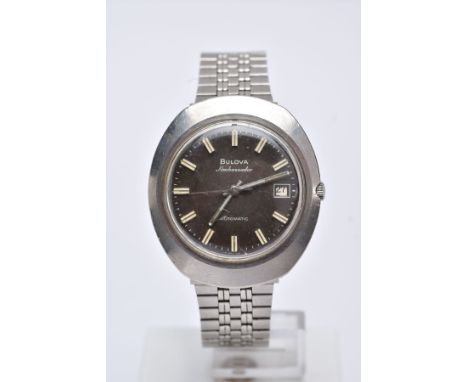 A GENTS 'BULOVA AMBASSADOR' AUTOMATIC WRITSWATCH, round charcoal grey dial signed 'Bulova', baton markers, date window at the