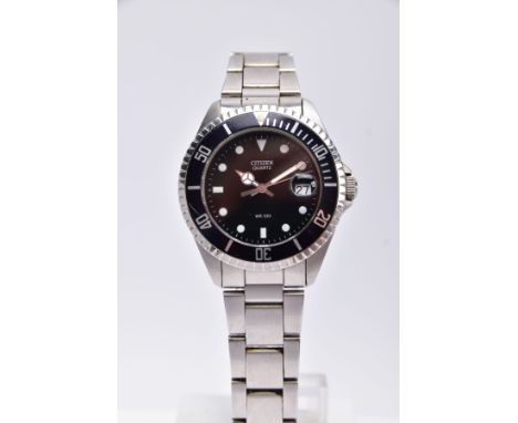 A GENT'S 'CITIZEN' QUARTZ WRISTWATCH, round black dial signed 'Citizen Quartz WR100', baton and spot markers, date window at 