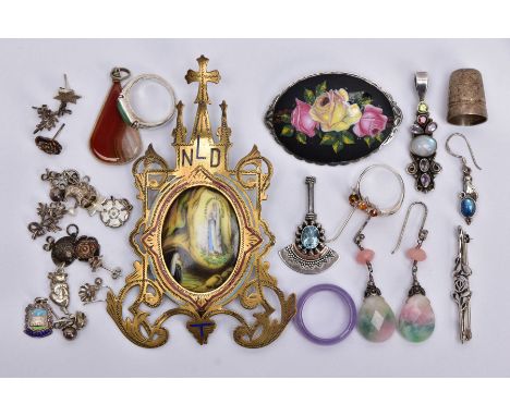 A BAG OF ASSORTED ITEMS, to include a white metal drop pendant set with a central oval moonstone cabochon, within a surround 