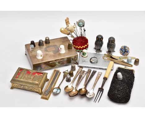 A BOX OF ASSORTED ITEMS, to include two silver thimbles, each with hallmarks for Birmingham, a pair of novelty pepperettes ea