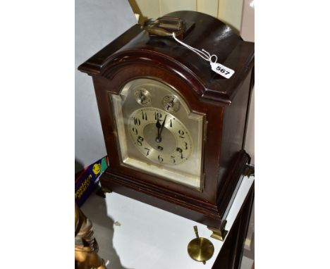 AN EARLY 2OTH CENTURY MAHOGANY STAINED GEORGE III STYLE BRACKET CLOCK, silvered dial with Arabic numerals, chime/silent and s