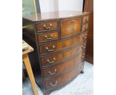 AN EARLY 20TH CENTURY MAHOGANY BOW FRONTED CHEST OF DRAWERS WITH INLAID DETAIL H 100 cm W 77 cm D 52 cm