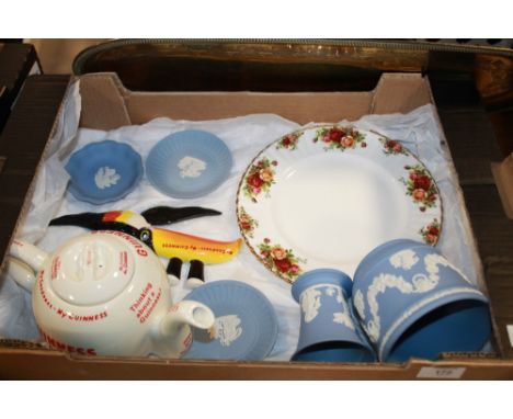 A TRAY OF ASSORTED CERAMICS TO INCLUDE GUINNESS ADVERTISING CARLTONWARE, WEDGWOOD JASPERWARE ETC