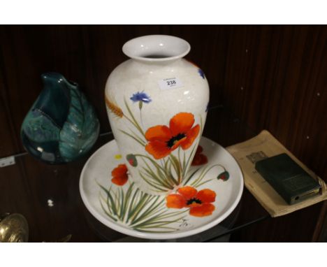 A MODERN AHS CERAMIC VASE TOGETHER WITH AN ITALIAN POPPY PATTERN VASE AND CHARGER ETC (5)