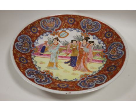 A LARGE ORIENTAL CERAMIC CHARGER WITH FIGURATIVE DETAIL AND CHARACTER MARKINGS TO BASE
