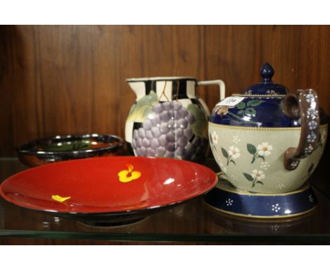 A SMALL QUANTITY OF CERAMICS TO INCLUDE A POOLE SHALLOW BOWL, SLIPWARE BOWL ETC