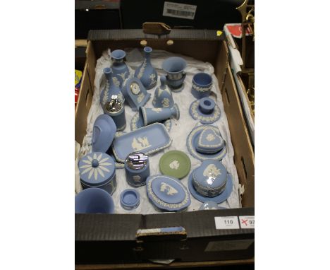 A TRAY OF BLUE AND WHITE WEDGWOOD JASPERWARE TO INCLUDE A TABLE LIGHTER, CLOCK ETC. 