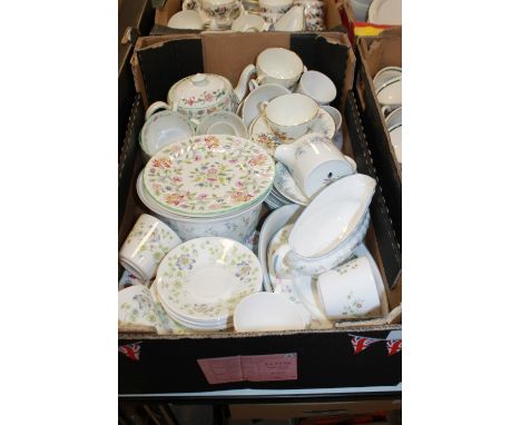 A TRAY OF ASSORTED CHINA AND CERAMICS TO INCLUDE MINTON HADDON HALL, WEDGWOOD, ROYAL WORCESTER ETC