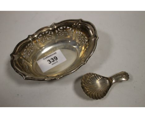 AN ANTIQUE HALLMARKED SILVER CADDY SPOON TOGETHER WITH A HALLMARKED SILVER PIERCED BASKET (2) 