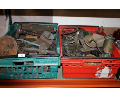 TWO TRAYS OF VINTAGE METALWARE AND TOOLS TO INCLUDE A MINERS LAMP, MEAT GRINDERS ETC