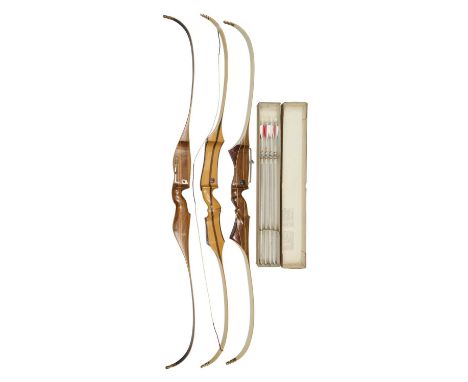 TWENTY-TWO RECURVE BOWS AND FIVE BOXES OF ARROWS, 20TH CENTURY including twelve bows by the Laleham Bowmaster Company, Lew sm