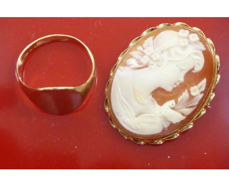 Jewellery: to include a 9ct gold signet ring&nbsp; 