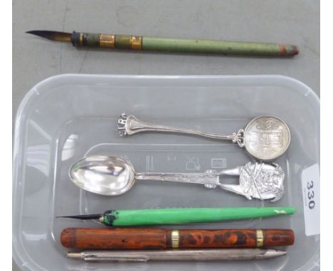 A mixed lot: to include a silver cased pen with engine turned decoration&nbsp; 