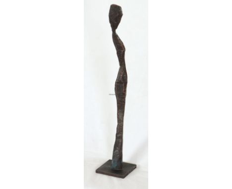 ALEXANDER HEIL   Frankfurt/M. 1970 - tätig in Berlin und Loco/Valle Onsernone, Schweiz: Die Neugierige. Bronze 2017. Expl. 4/
