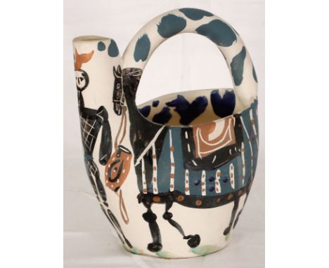 PABLO PICASSO   Malaga 1881 - 1973 Mougins: Cavalier et Cheval. Henkelkrug, weißer Scherben, mit Engobenbemalung (in Schwarz,