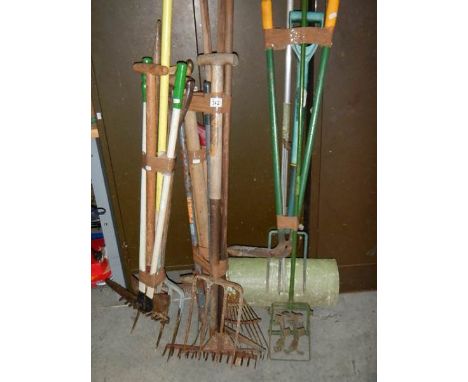 A good lot of garden tools, 4 bundles.