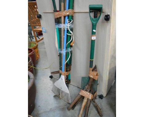 A good lot of garden tools (2 bundles).