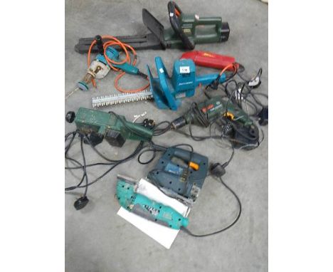 A mixed lot of power tools including 2 jigsaws, 2 sanders, a drill  all working and 2 hedge trimmers (one cordless, both a/f)